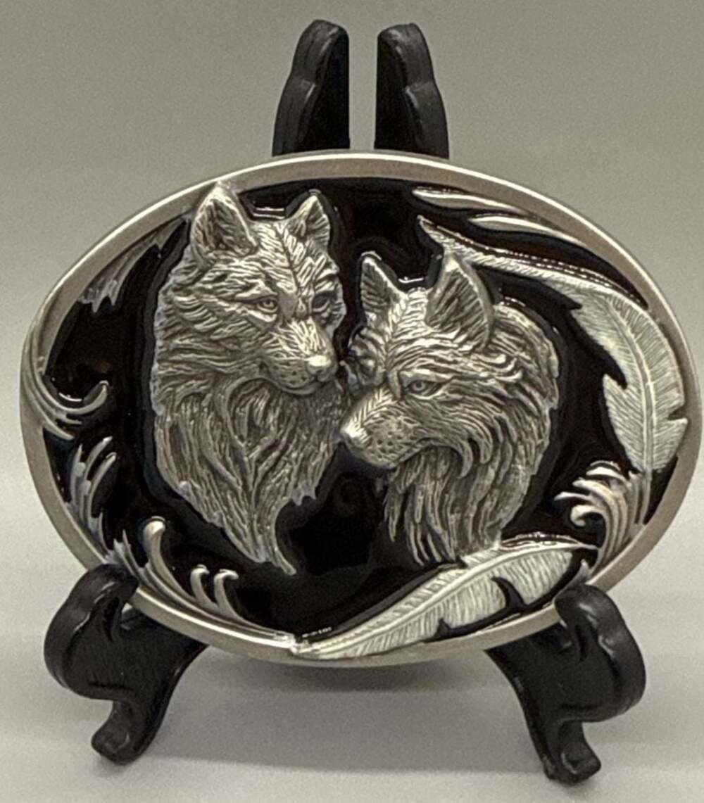 Siskiyou 1997 Enameled Wolves Belt Buckle Wolf Teacher Pathfinder Feather 3D Vtg